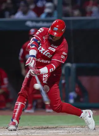 El bateador de los Diablos Rojos, Robinson Canó en acción durante un juego amistoso en el estadio Alfredo Harp Helú, en la Ciudad de México (México). Fotografía de archivo. EFE/ Isaac Esquivel