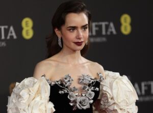 Fotografía de archivo en donde se ve a la actriz Lily Collins, quien interpreta a Emily para la serie de Netflix. EFE/Neil Hall