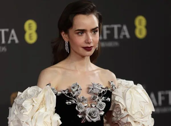 Fotografía de archivo en donde se ve a la actriz Lily Collins, quien interpreta a Emily para la serie de Netflix. EFE/Neil Hall