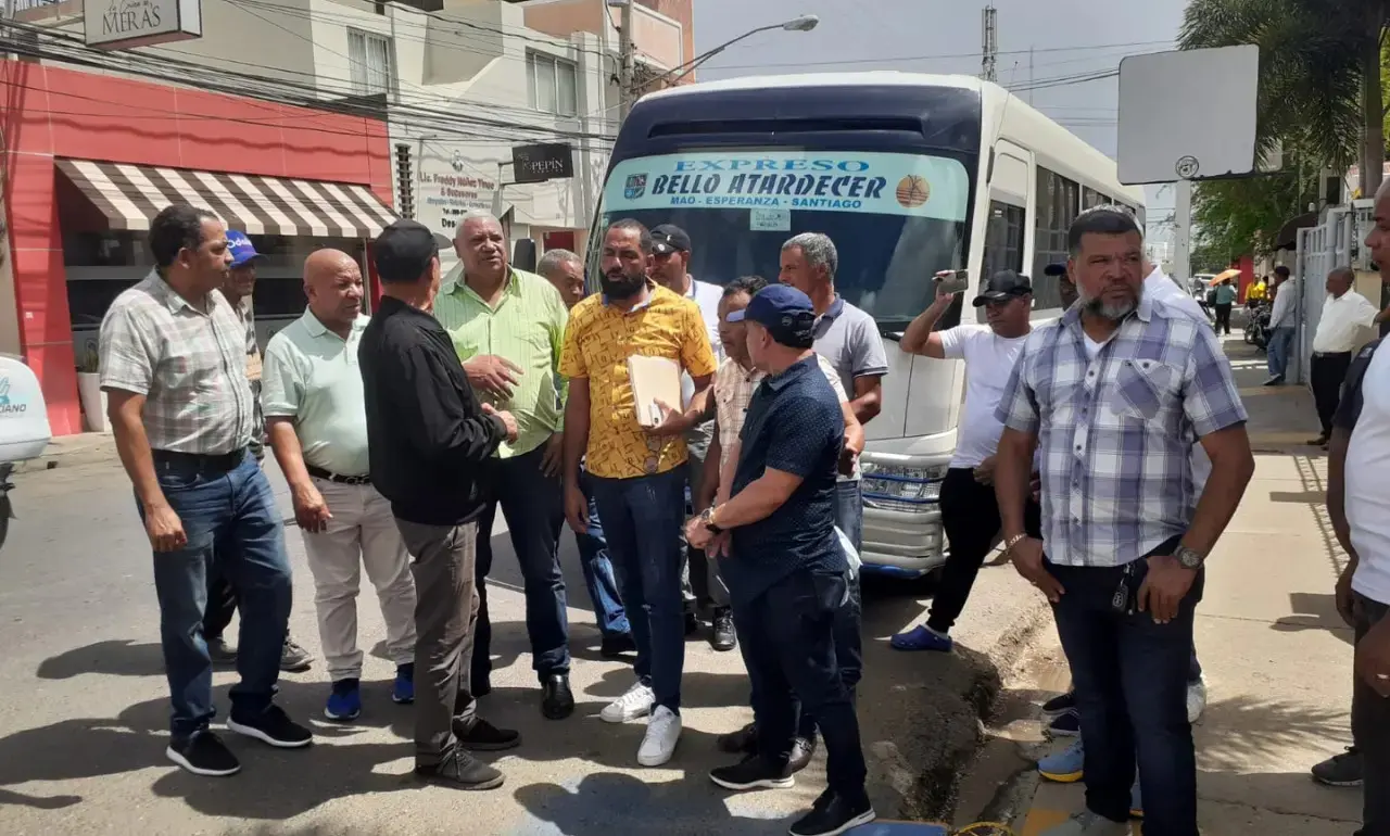 Empresarios del transporte del Cibao reunidos frente a la Federación Regional Unitaria de Transporte Cibao Occidental y Norte (Feratrucom)