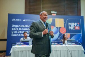 Programa de Liderazgo del Ministerio de Educación reconoce al Profesor Rafael Santos Badía