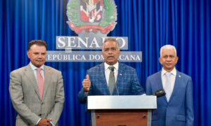 De izquierda a derecha, Andres Vander Horst, vicepresidente ejecutivo de Fiduciaria Reservas; el ministro de la Presidencia, Joel Santos Echavarría, y Ricardo De Los Santos, presidente del Senado