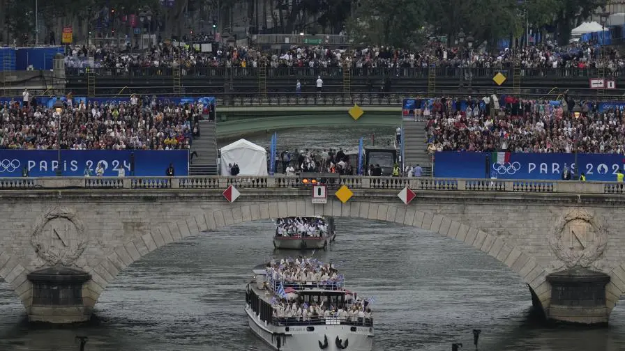 El equipo de Grecia viaja en barco por el río Sena en París