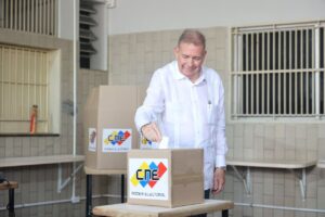 Edmundo González vota en las presidenciales de Venezuela