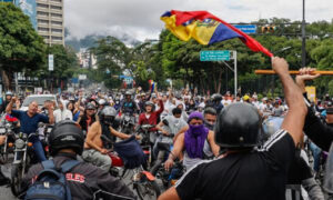 Opositores al gobierno de Nicolás Maduro recorren las calles en motocicletas este lunes, en Caracas (Venezuela). EFE/ Henry Chirinos