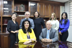 Leslie Cabrera, José Cruz Campillo, Mónica Villafaña, Heiddy Moronta, Magdalena Almonte. Al centro Mirna J. Amiama Nielsen y Freddy Zarzuela. FUENTE EXTERNA