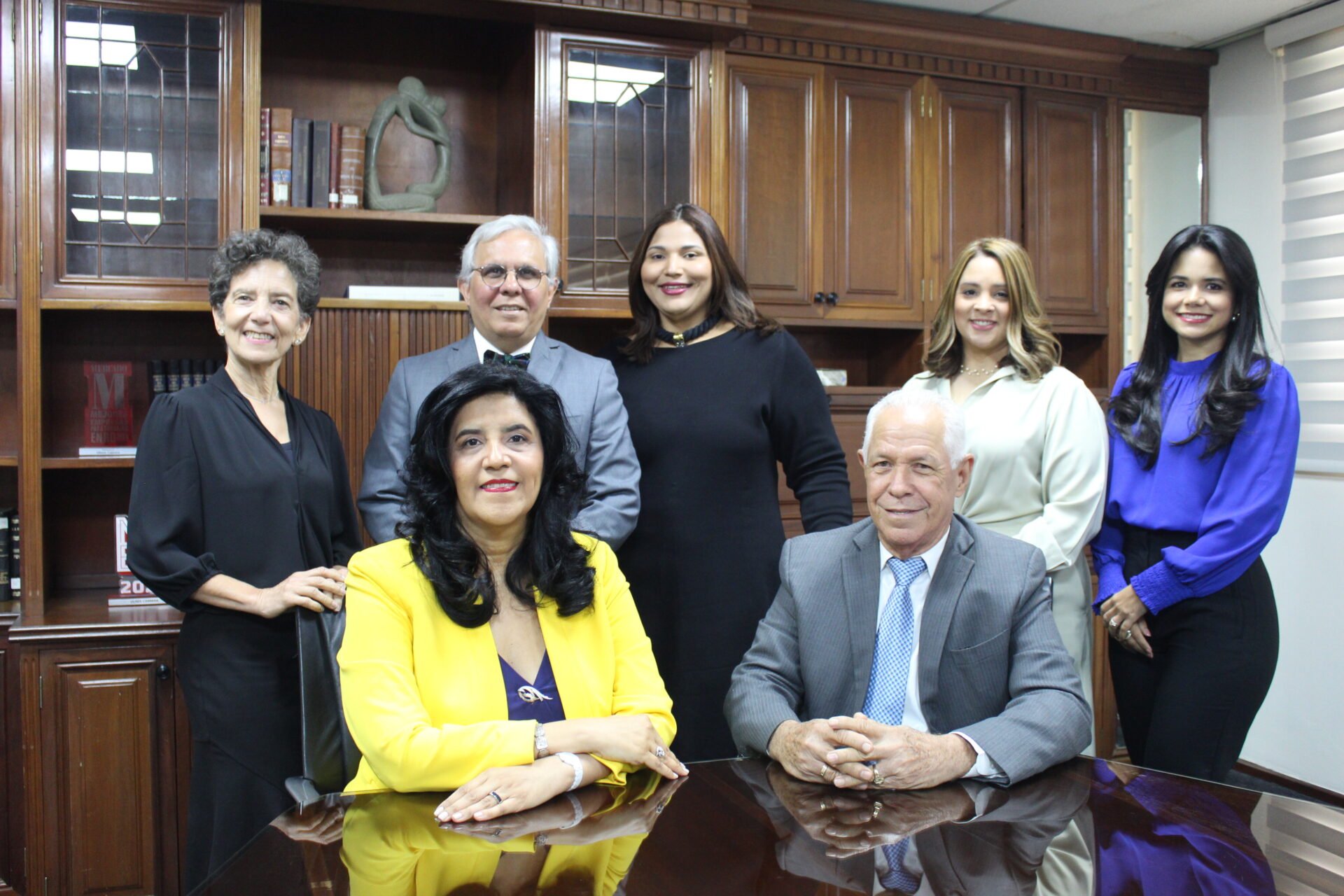 Leslie Cabrera, José Cruz Campillo, Mónica Villafaña, Heiddy Moronta, Magdalena Almonte. Al centro Mirna J. Amiama Nielsen y Freddy Zarzuela. FUENTE EXTERNA