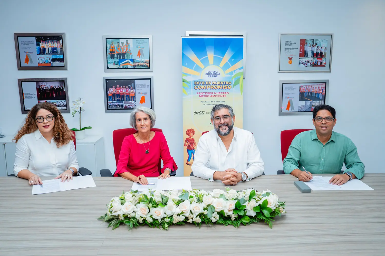 Ana Virginia García, Ginny Heinsen, Federico Fanco y Juan Amell durante la firma del convenio. FUENTE EXTERNA