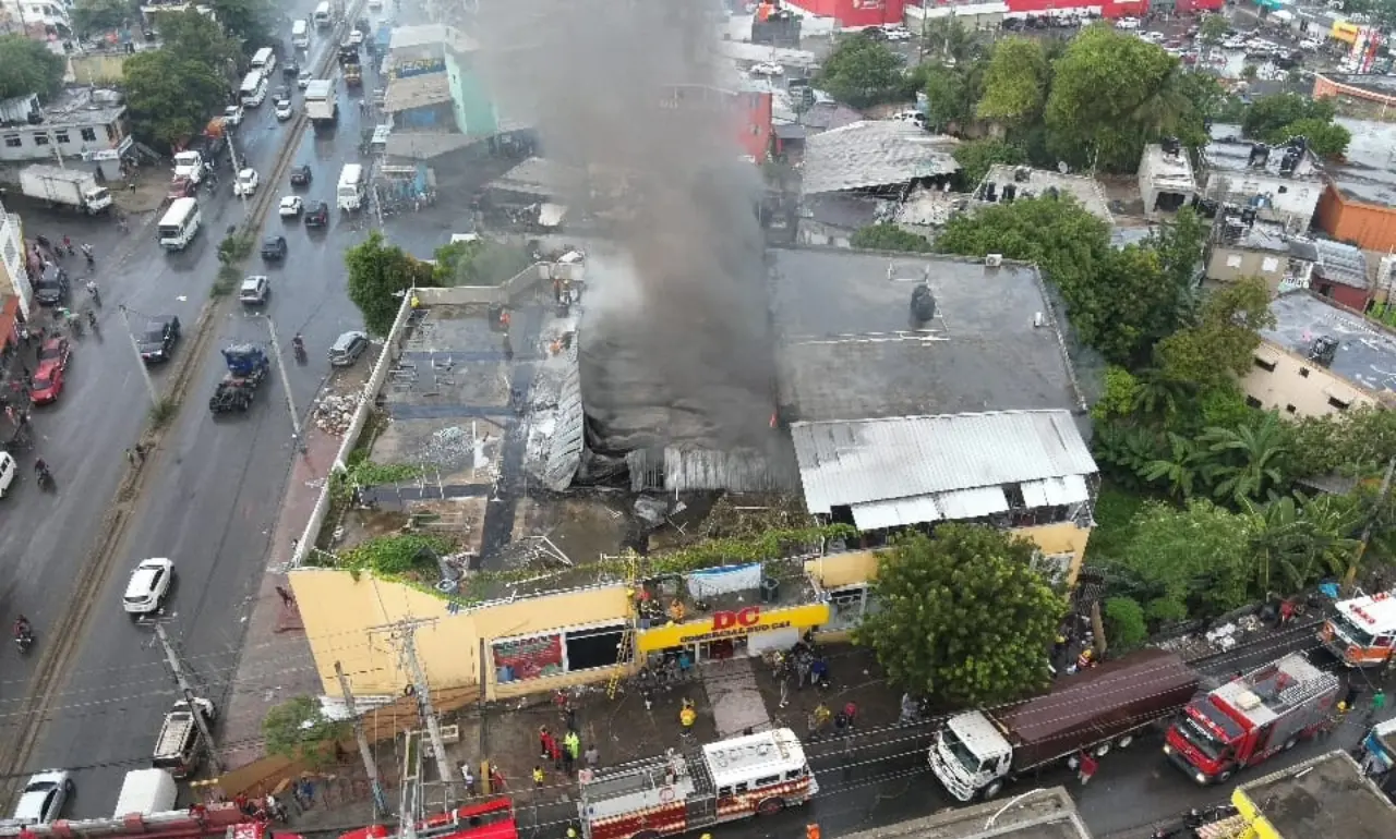 Incendio en tienda en Bajos de Haina