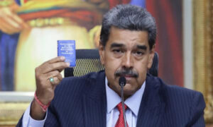 El presidente de Venezuela, Nicolás Maduro, sostiene la Constitución de ese país durante rueda de prensa este 31 de julio de 2024, en el Palacio de Miraflores en Caracas (Venezuela). EFE/ Ronald Peña R.