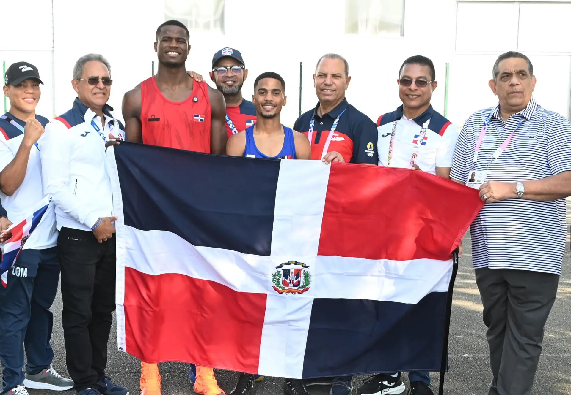 Ingeniero Garibaldy Bautista, presidente del COD, junto a la delegación de boxeo.