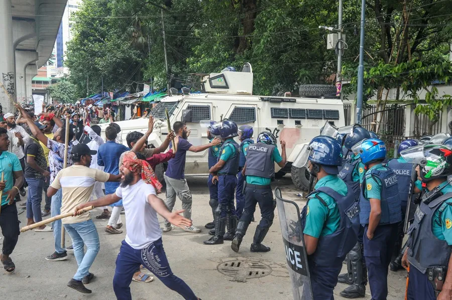 La primera ministra de Bangladesh dimite y abandona el país y miles de manifestantes asaltan su residencia oficial