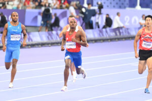 Alexander Ogando clasifica a semifinales de los 200 metros en París 2024