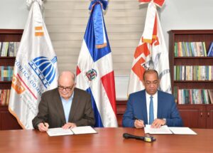 Roberto Cassá, director del AGN y Deligne Ascensión Burgos, ministro de Obras Públicas y Comunicaciones durante la firma del convenio. FUENTE EXTERNA