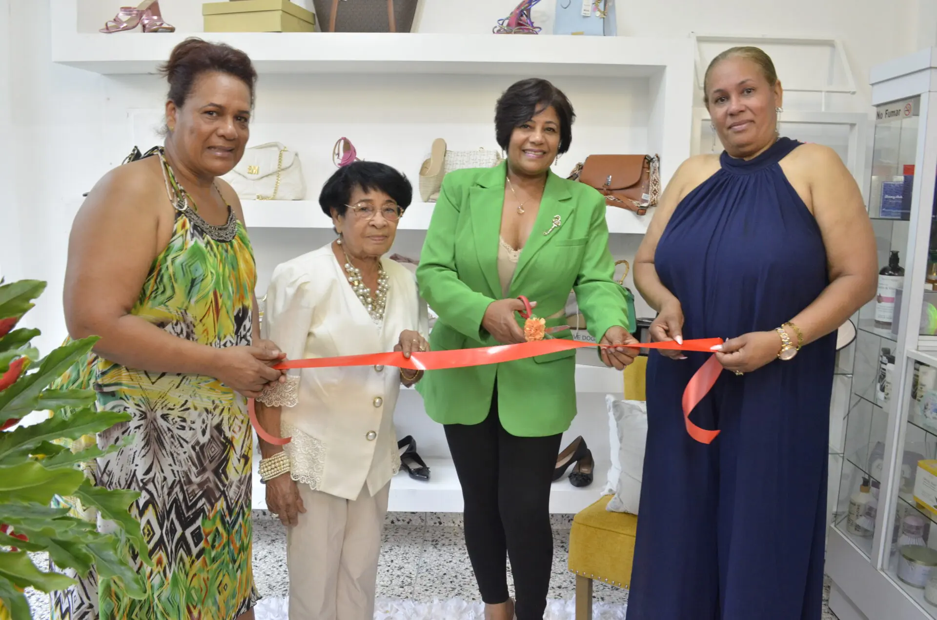 Corte de cinta. Margarita Espinal, Leonor Brito, Teresita Espinal y Evelyn Espinal. FUENTE EXTERNA