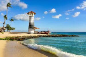 Faro en la playa de Bayahibe en República Dominicana