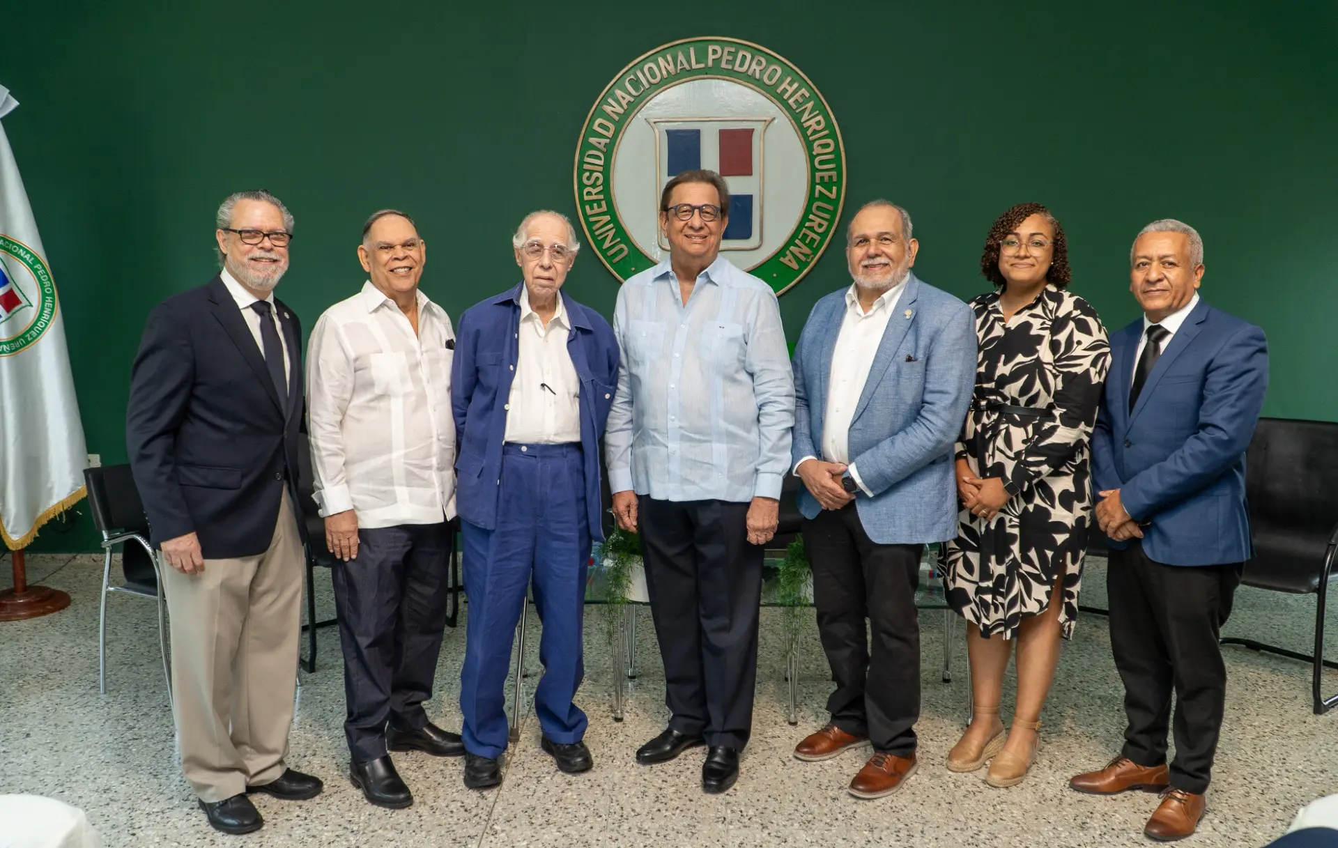 Arq. Constantinos Saliaris, Arq. Cristóbal Valdez, Arq. Eugenio Pérez Montás, Arq. Miguel Fiallo Calderón, rector UNPHU, Arq. Omar Rancier, Arq. Mizooky Mota, y el Lcdo. Marino Tejeda