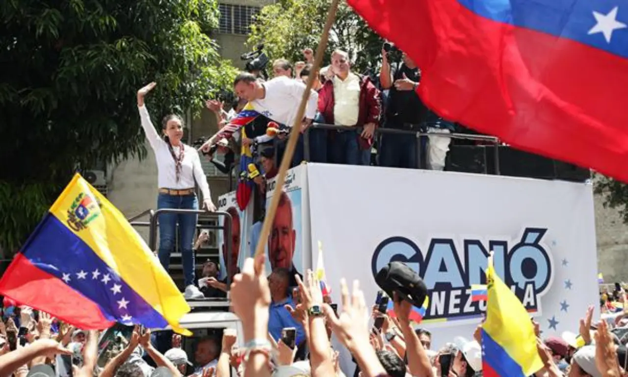 La opositora de Venezuela María Corina Machado asiste a protesta en rechazo a los resultados oficiales de las elecciones presidenciales -que dan la victoria al presidente Nicolás Maduro-, en Caracas (Venezuela). EFE/ Ronald Peña R.