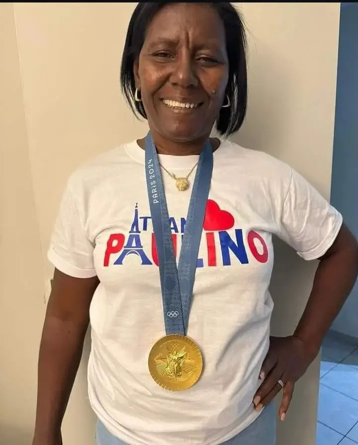 Lo que hizo la madre de Marileidy Paulino con la medalla de oro