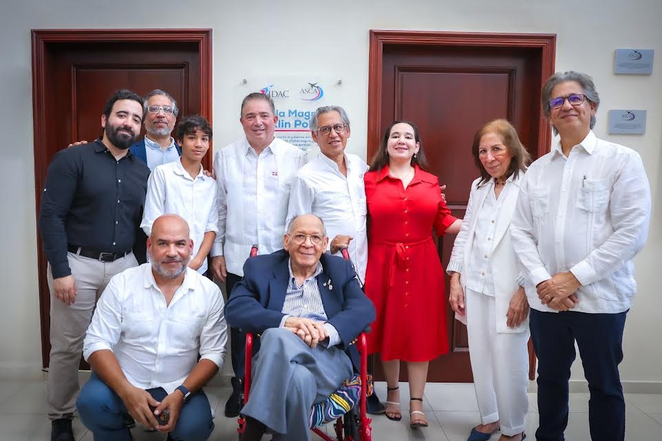  Franklin Polanco junto al director general del IDAC, Héctor Porcella; su familia y relacionados.