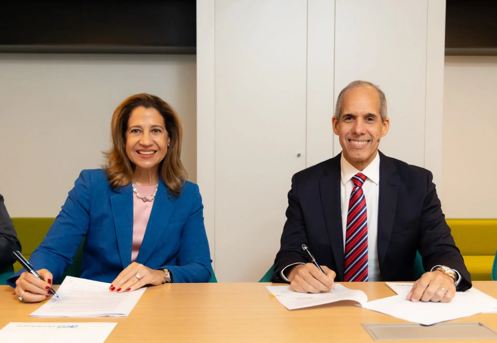 Mercedes Carmen Capellán de Lama y Edwin de los Santos durante la firma del fideicomiso. FUENTE EXTERNA