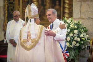 Presidente Luis Abinader junto a Monseñor Francisco Ozoria Acosta