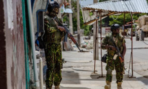 Fotografía de archivo del 29 de julio de 2024 de policías kenianos que vigilan las calles en Puerto Príncipe (Haití).EFE/ Mentor David Lorens