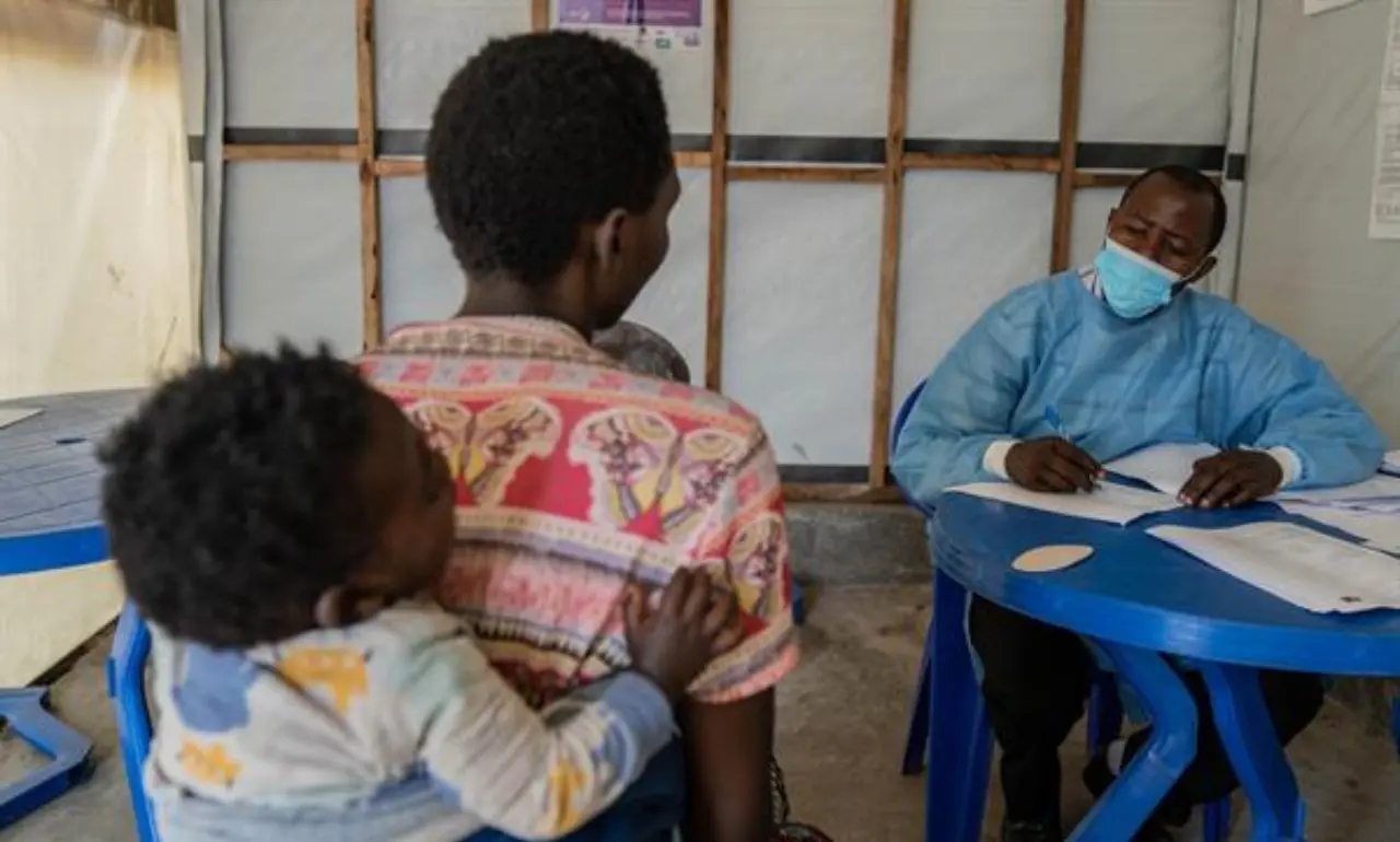 Según la OMS, solo en el Congo hay más de 15.000 casos sospechosos de contagio, y se han confirmado otros en Burundi, Kenia, Uganda y Sudáfrica. Foto de archivo. EFE/EPA/MOISE KASEREKA