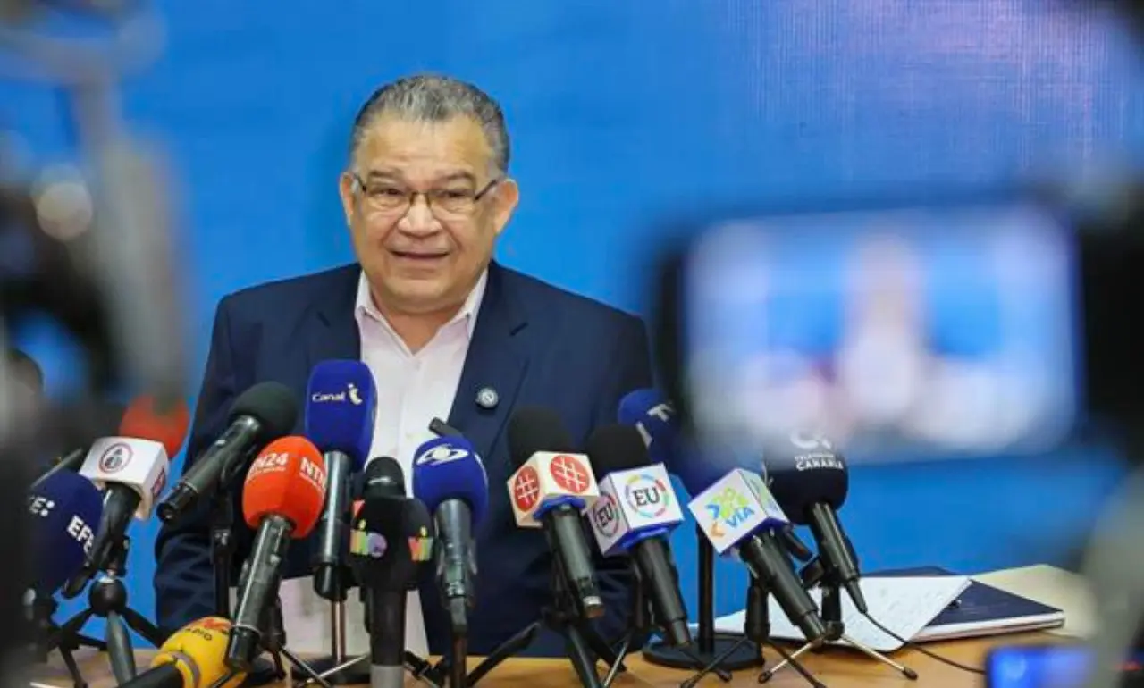 El excandidato presidencial opositor Enrique Márquez habla durante una rueda de prensa este viernes, en Caracas (Venezuela). EFE/ Miguel Gutiérrez