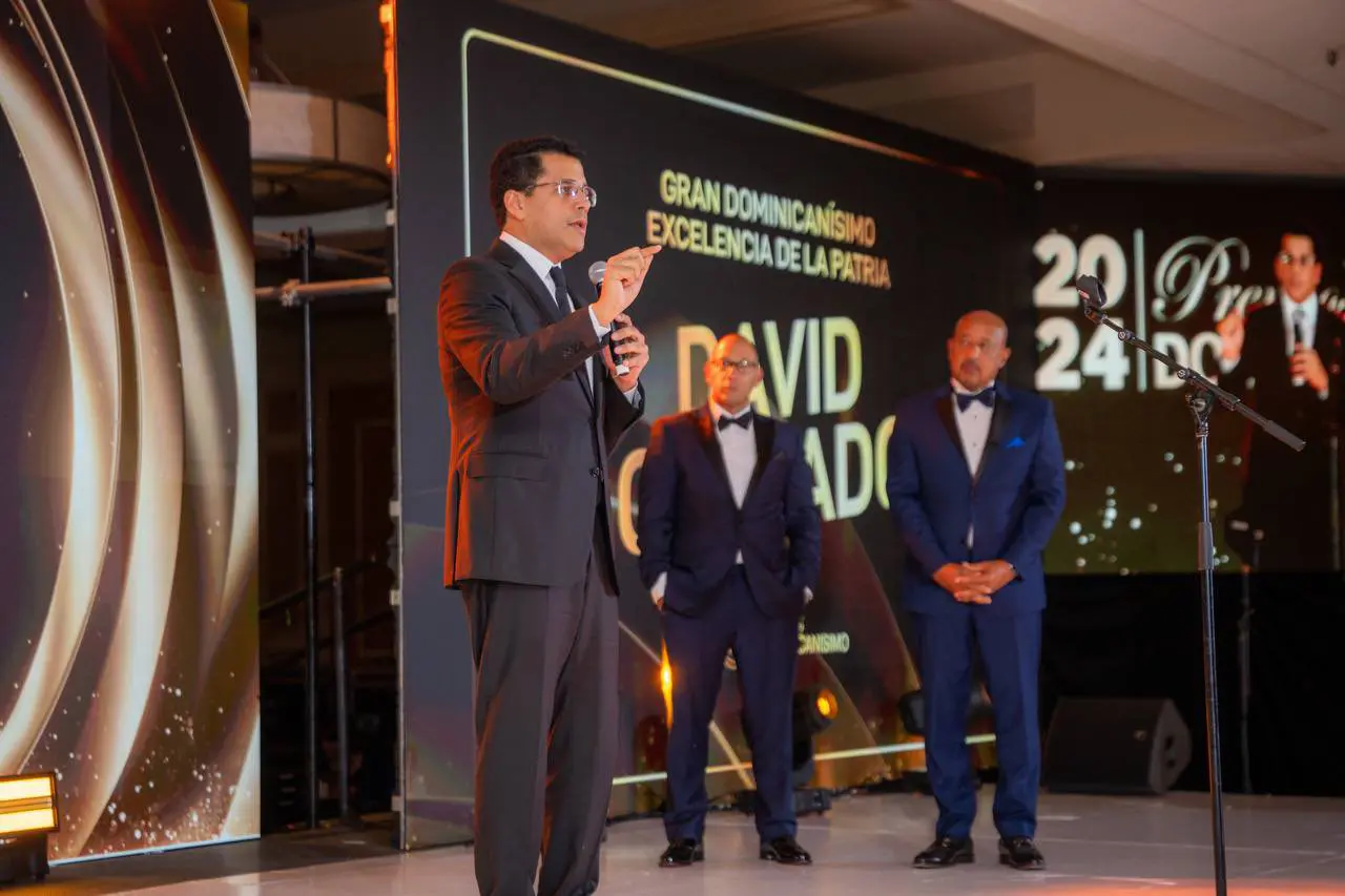 Premios Dominicanísimo 2024 reconoce a David Collado con el premio "Excelencia De La Patria"