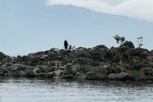 Imagen de archivo de una persona que recoge desechos en San Pedro la Laguna (Guatemala). EFE/ David Toro