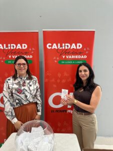 Joeli Suriel y Ghislaine Pfiffner Diaz durante el sorteo que dio como ganador Luis Eduardo Parra de un viaje a Chile. FUENTE EXTERNA