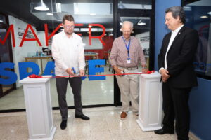 Representantes de la embajada de los Estados Unidos y el Instituto Cultural Domínico Americano dan apertura de nuevo Makerspace. FUENTE EXTERNA