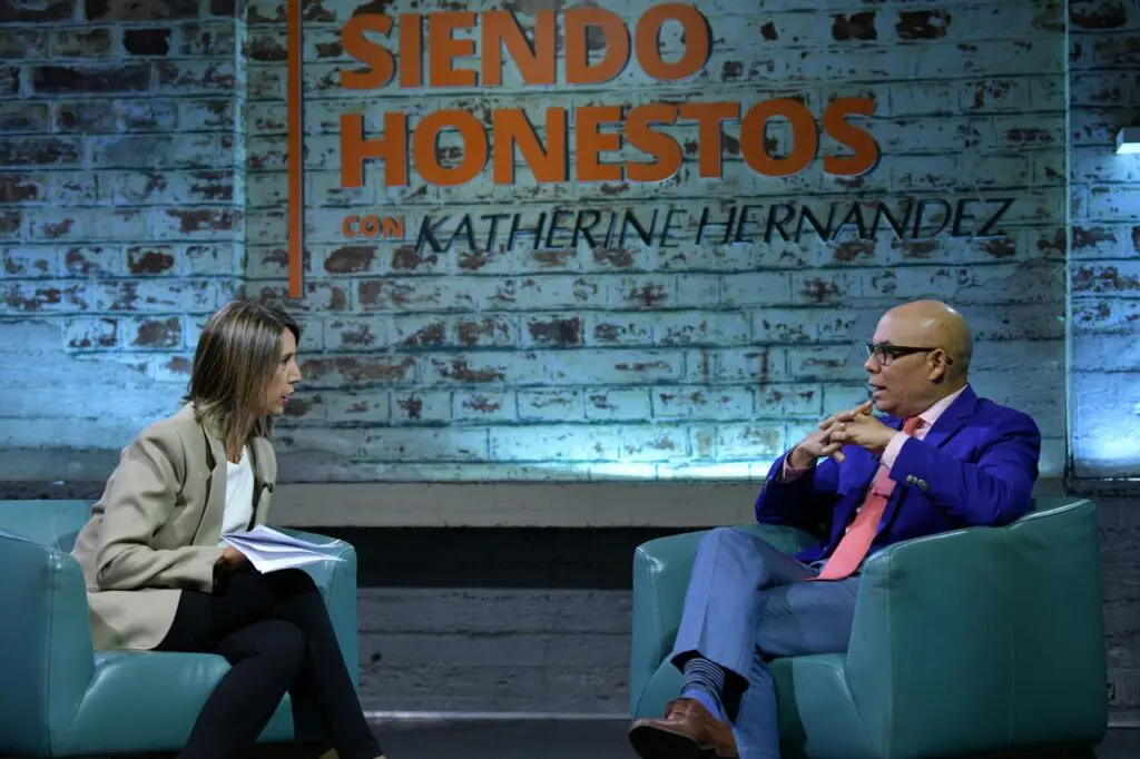 Abogado Cristóbal Rodríguez junto a la periodista Katherine Hernández