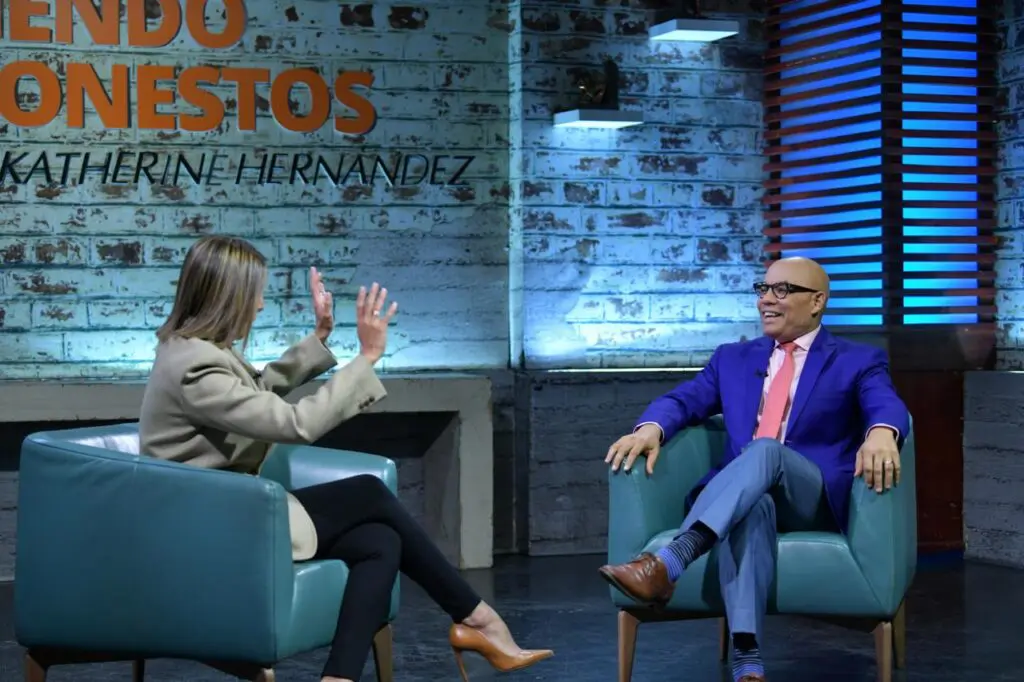 Abogado Cristóbal Rodríguez junto a la periodista Katherine Hernández