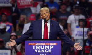 El candidato presidencial republicano Donald J. Trump habla en un mitin electoral en el Desert Diamond Arena en Glendale, Arizona, EE. UU., el 23 de agosto de 2024. EFE/EPA/Allison Dinner