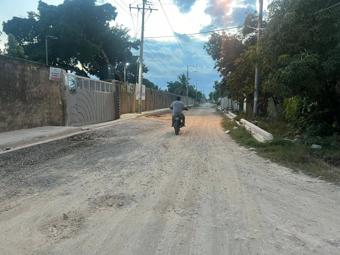 Moradores urbanización Luz María denuncian el deterioro de las calles en el KM 15