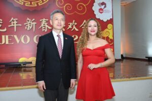 Rure Alessandra Holguil y el embajador de China en RD, Chen Luning. FUENTE EXTERNA