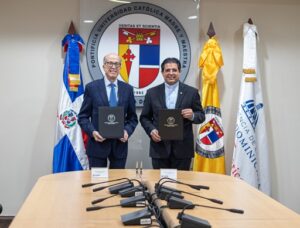 El vicepresidente ejecutivo del Consejo Nacional para el Cambio Climático, Max Puig, y el reverendo padre doctor Secilio Espinal, rector de PUCMM.