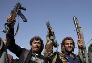 Foto archivo. Hutíes con armas. EFE/EPA/YAHYA ARHAB