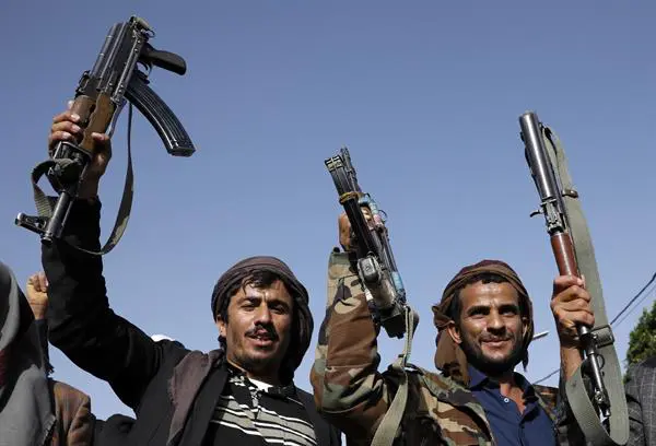 Foto archivo. Hutíes con armas. EFE/EPA/YAHYA ARHAB