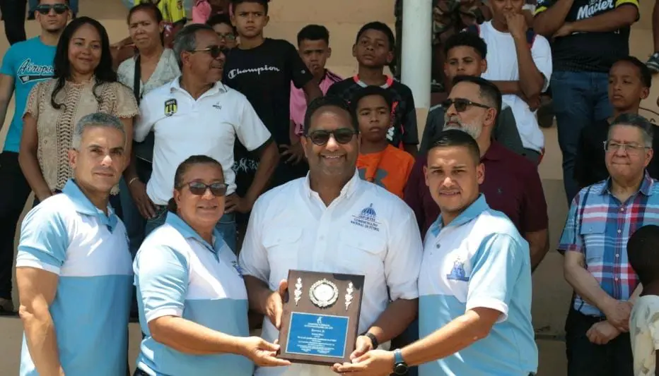 La Asociaciónde Fútbol de la provincia de Espaillat reconoce a Benny Metz