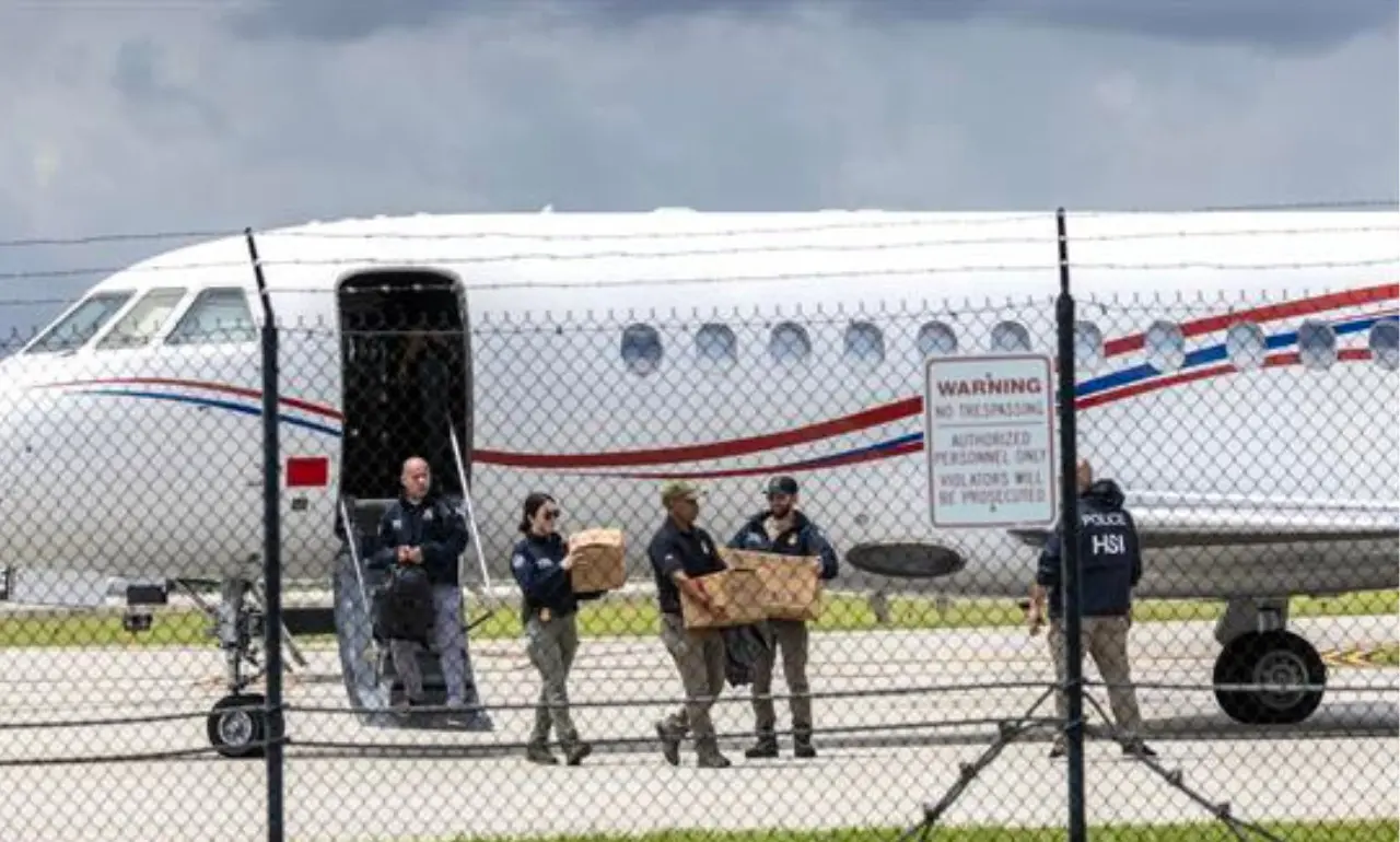 Oficiales extraen cajas etiquetadas como evidencia de un avión que, según las autoridades, pertenece al presidente venezolano Nicolás Maduro en el Aeropuerto Ejecutivo de Fort Lauderdale, Florida, EE.UU. EFE/Cristóbal Herrera-Ulashkevich