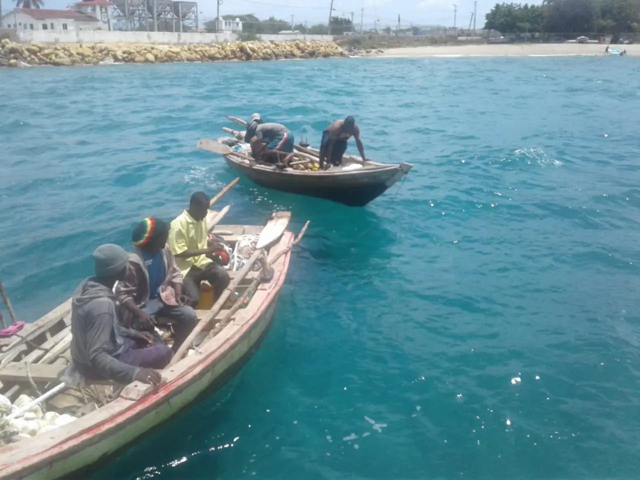 La Armada detiene a cinco haitianos por pesca ilegal en el noroeste