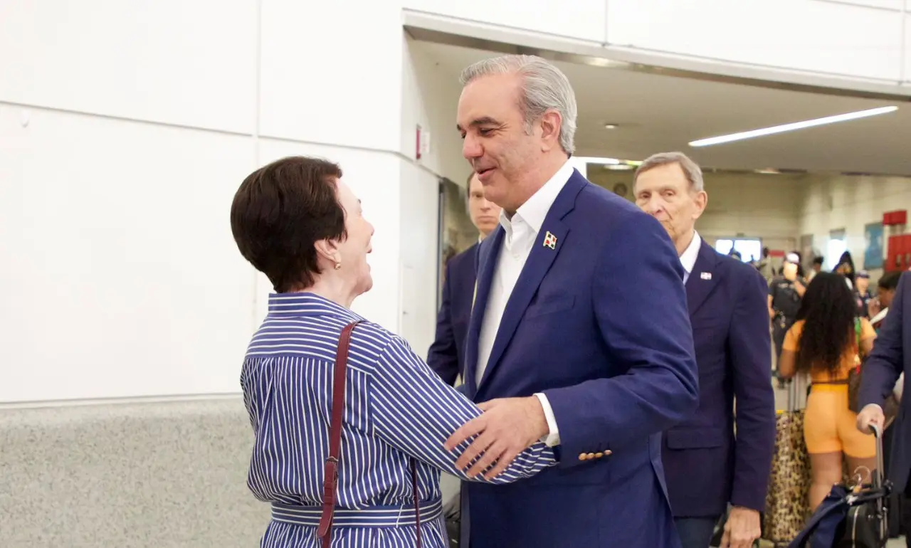 Presidente Luis Abinader junto a la embajadora de la República Dominicana en Estados Unidos, Sonia Guzmán, quien lo recibió este martes a su llegada vía aeropuerto de Nueva Jersey. (Fuente externa)