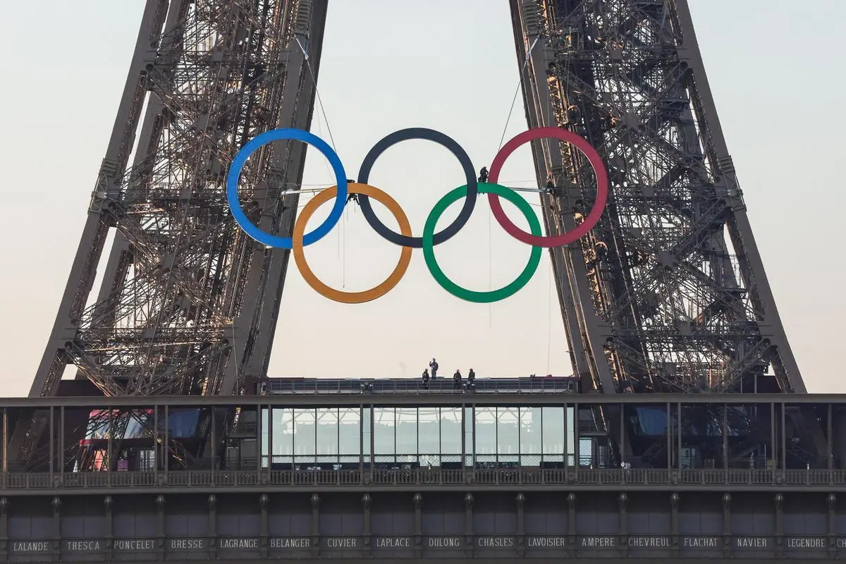 Ministra de Cultura pide consultas antes de dejar los anillos olímpicos en la torre Eiffel