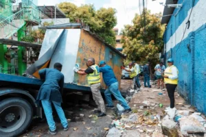 Alcaldía del DN recupera espacios públicos y retira chatarras en Manganagua