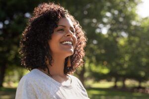 Cuál es el hábito que impulsa la felicidad en las mujeres, según un científico de Harvard