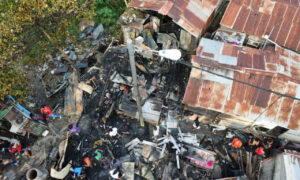 Parte de las residencias consumidas por incendio ocurrido la tarde de este viernes 13 de septiembre 2024 en el barrio Los Santos del sector Las Cayenas, Santiago de los Caballeros. (Foto: fuente externa)