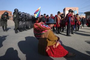 Indígenas bolivianos bloquean caminos